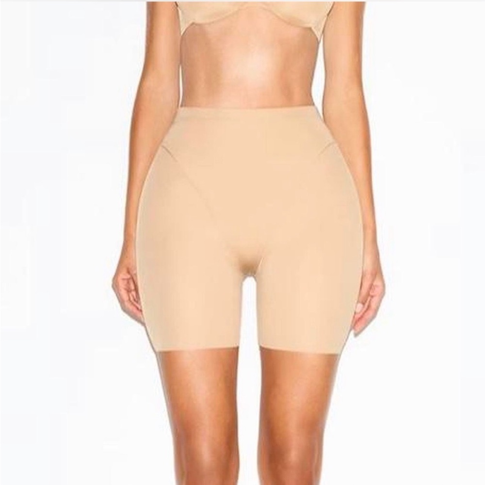 SKIMS *NWT SKIMS BODY HIP SHAPING MID THIGH SHORT | COLOR: CLAY | SIZE: XS